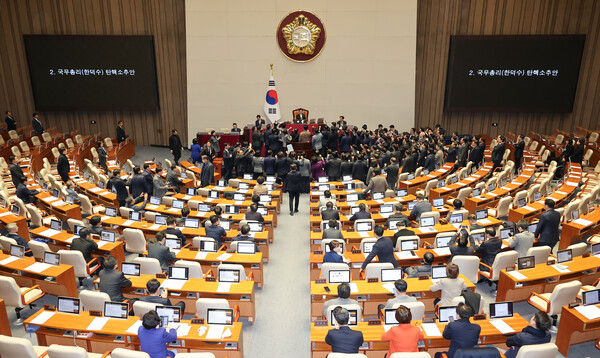 우원식 국회의장이 27일 오후 국회 본회의에서 한덕수 국무총리 탄핵소추안 가결 요건을 '재적 과반'으로 정하자, 이에 대해 국민의힘 의원들이 항의하고 있다. ⓒ연합뉴스