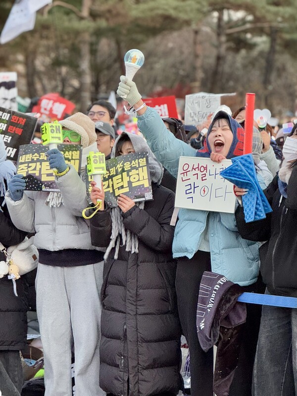 14일 여의도 일대에서 열린 ‘내란죄 윤석열 퇴진 시민촛불집회’에 모인 시민들이 국회의 윤석열 대통령 탄핵안 가결에 환호하고 있다. ⓒ이세아 기자