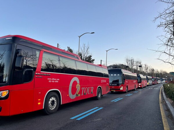 '전봉준 투쟁단'이 남태령 고개에서 고립되었다는 소식이 전해지자 시민들이 남태령으로 찾아와 연대의 농성을 이어나갔고, 현장에 가지 못한 시민들은 난방 버스를 비롯해 핫팩, 커피, 김밥 등을 보내 이들과 연대했다. ⓒ윤석열 즉각퇴진·사회대개혁 비상행동