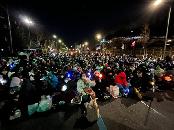 전국농민회총연맹, 전국여성농민회총연합 소속 ‘전봉준투쟁단 트랙터 대행진’이 12월 21일 밤 서울 서초구 남태령에서 경찰차 벽에 가로막히자 시민 수천명이 합세해 함께 농성하고 있다. ⓒ윤석열 즉각퇴진·사회대개혁 비상행동
