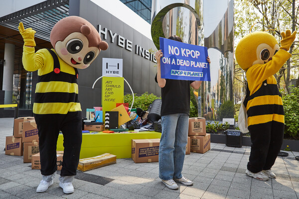 2022년 하이브 사옥 앞에서 캠페인을 펼치고 있는 케이팝포플래닛 활동가들.  ⓒ케이팝포플래닛