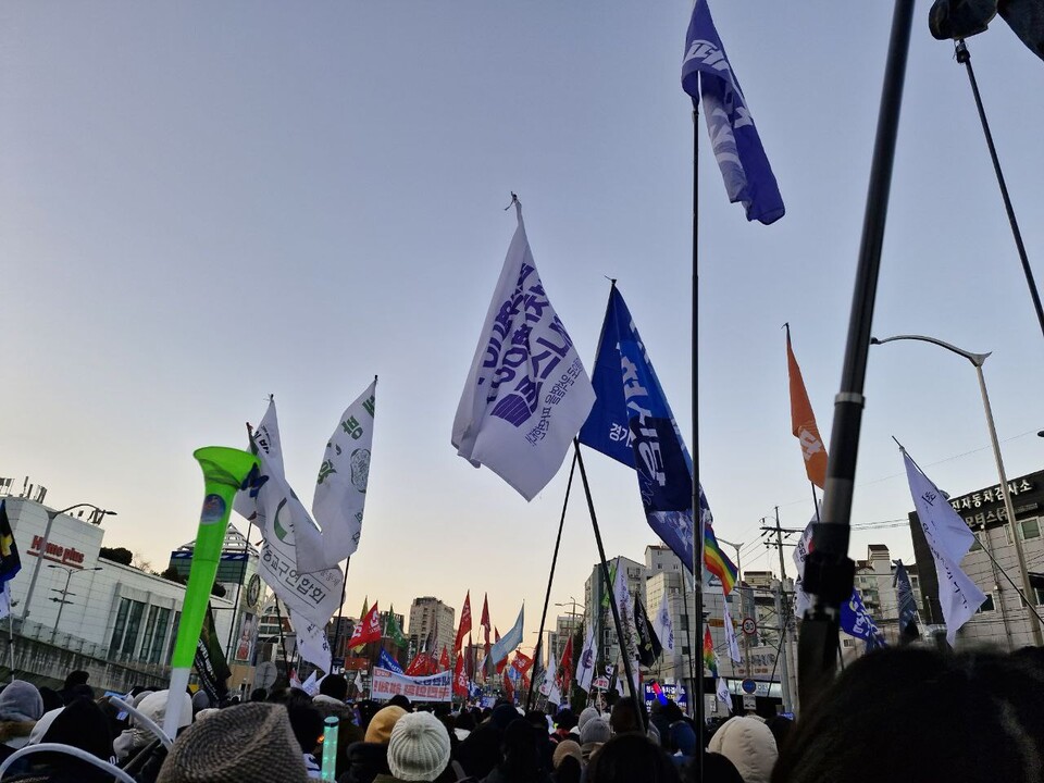 서울여성회 페미니스트 대학생 연합동아리(서페대연) 관계자들이 지난 12월 22일 서울 서초구 남태령역 인근에서 열린 ‘윤석열 대통령 체포·구속 농민행진 보장촉구 시민대회‘에 참석했다. ⓒ정영은 서울여성회 페미니스트 대학생 연합동아리 대표 제공 