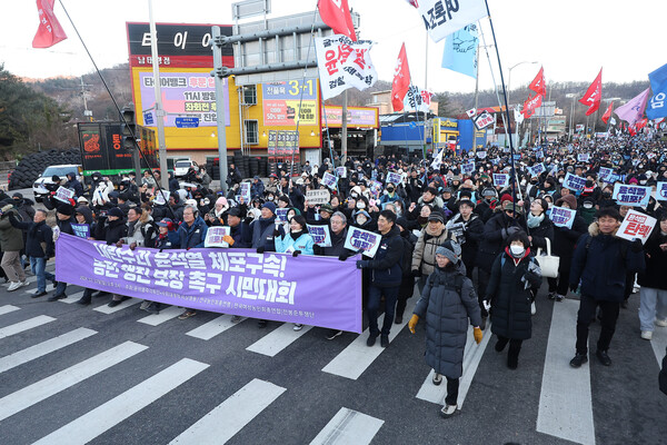 12월 22일 오후 서울 서초구 남태령에서 열린 '윤석열 대통령 체포·구속 농민 행진 보장 촉구 시민대회'에서 시민들이 한남동 대통령 관저 방향으로 행진하고 있다. ⓒ연합뉴스