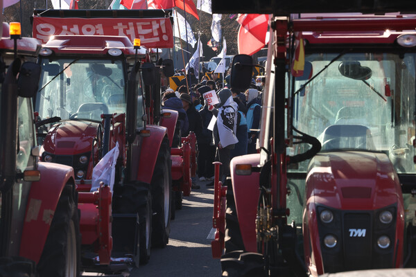 22일 오전 서울 서초구 남태령 도로 위에 전국농민회총연맹 전봉준 투쟁단의 트랙터가 멈춰 서 있다. ⓒ연합뉴스