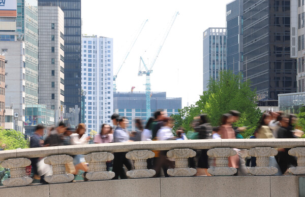 서울 청계천 모전교 위를 지나가는 직장인들. ⓒ연합뉴스