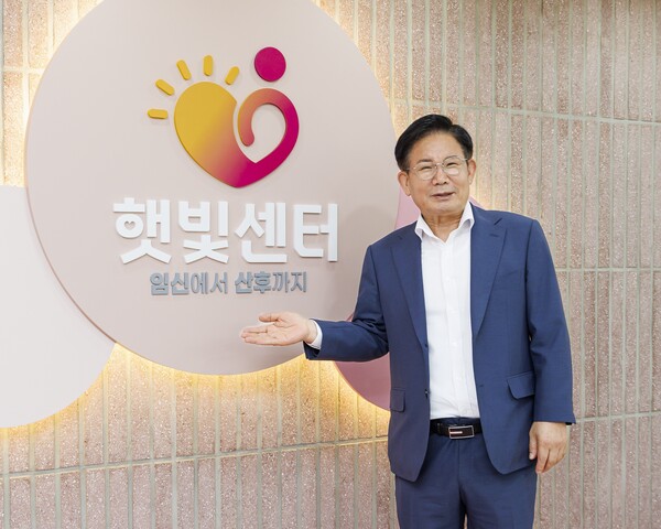 박강수 마포구청장이 햇빛센터에서 환하게 웃고 있다. ⓒ마포구