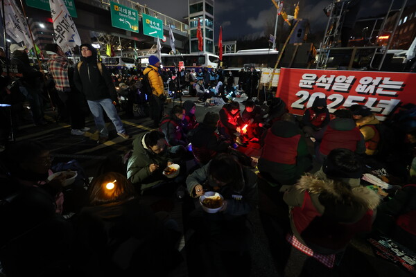 윤석열 대통령에 대한 공수처의 체포영장 집행이 불발된 3일 오후 서울 용산구 대통령 관저 인근에서 민주노총 조합원들이 체포·탄핵 찬성 집회를 하고 있다. ⓒ연합뉴스
