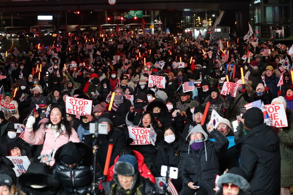 윤석열 대통령에 대한 공수처의 체포영장 집행이 불발된 3일 오후 서울 용산구 대통령 관저 인근에서 대통령 지지자들이 체포·탄핵 반대 집회를 하고 있다.  ⓒ연합뉴스