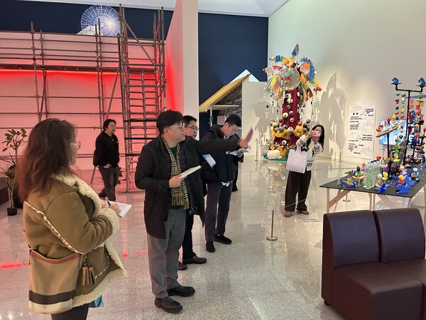 2024 제4회 제주비엔날레'아파기(阿波伎) 표류기: 물과 바람과 별의 길'에서 지난 3일 대만·한국·캐나다 참여 작가들과 함께 프레스 투어를 진행했다. ⓒ제주도