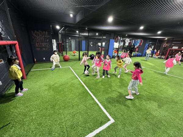 아이들이 체육시설에서 즐겁게 체육활동을 하고 있다. ⓒ강서구