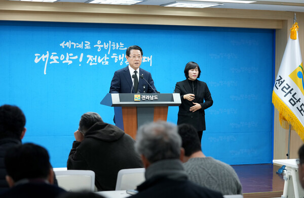 김영록 전라남도지사가 6일 도청 브리핑룸에서 제주항공 여객기 후속대책을 발표하고 있다.  ⓒ전남도