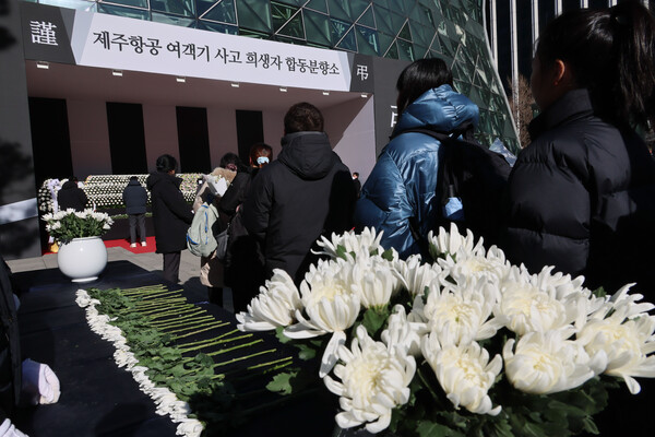 31일 서울 중구 서울시청 본관 앞에 마련된 제주항공 여객기 사고 희생자 합동분향소에 추모객들의 발걸음이 이어지고 있다. ⓒ연합뉴스