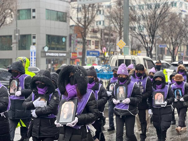 10.29 이태원 참사 유가족 70여 명과 기독교·불교·원불교·천주교 등 4대 종교단체 소속 종교인, 시민들이 17일 오후 1시59분 희생자들의 영정을 품에 안고 서울광장 분향소부터 용산 대통령 집무실 앞까지 행진했다. ⓒ10.29 이태원 참사 유가족협의회 제공