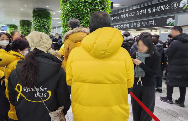 1일 전남 무안군 무안국제공항에 마련된 제주항공 여객기 사고 희생자 합동분향소에 세월호 유가족이 조문하고 있다. ⓒ연합뉴스