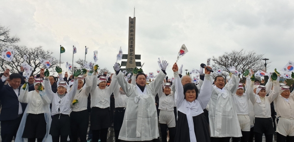 2022년 1월12일 열린 제주해녀항일운동 추모제에서 만세 삼창을 하는 참가자들 ⓒ제주도