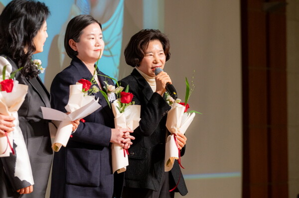전정희 전북여성가족재단 원장이 제22회 미지상 시상식에 참석해 축사하고 있는 모습. ⓒ여성신문