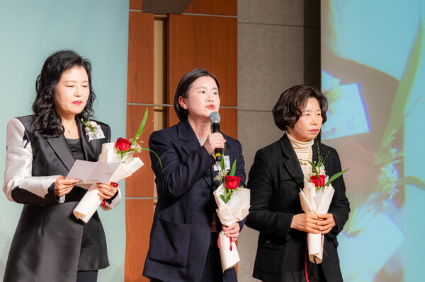 신보라 한국여성인권진흥원 원장이 제22회 미지상 시상식에 참석해 축사하고 있는 모습. ⓒ여성신문