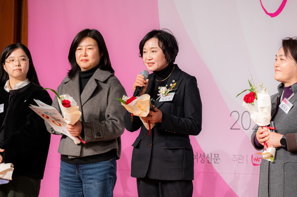 이은주 한국여성유권자연맹 중앙회장이 제22회 미지상 시상식에 참석해 축사하고 있는 모습. ⓒ여성신문
