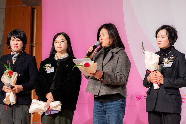정연실 한국노동조합총연맹 상임부위원장이 제22회 미지상 시상식에 참석해 축사하고 있는 모습. ⓒ여성신문