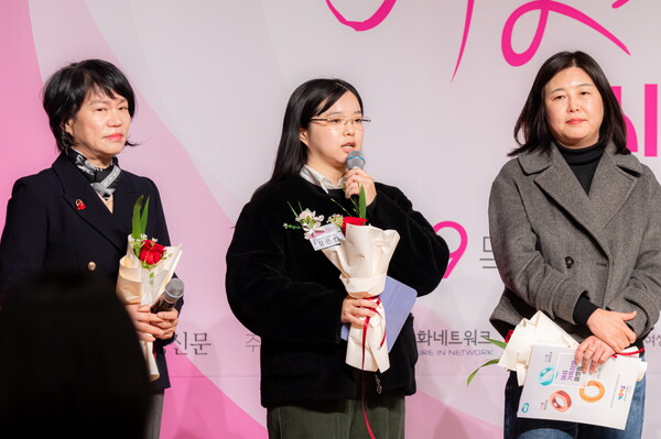 강은빈 청년기후긴급행동 대표가 제22회 미지상 시상식에 참석해 축사하고 있는 모습. ⓒ여성신문