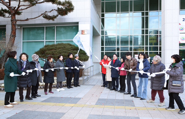 대전 서구는 지난 9일 여성가족부 여성친화도시 지정에 따른 현판 제막식을 개최했다. ⓒ대전 서구