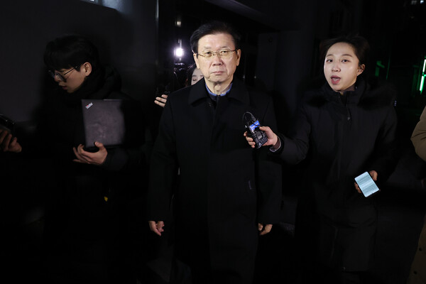 윤석열 대통령 체포 저지를 주도한 박종준 전 대통령 경호처장이 10일 밤 서울 서대문구 경찰청 국가수사본부에서 조사를 마친 뒤 청사를 나서고 있다. ⓒ연합뉴스