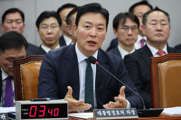 김성훈 대통령 경호처 차장이 19일 오후 국회 운영위원회 전체회의에서 윤석열 대통령의 군 골프장 이용 당시 경호 활동에 대한 위원 질의에 답하고 있다. ⓒ연합뉴스