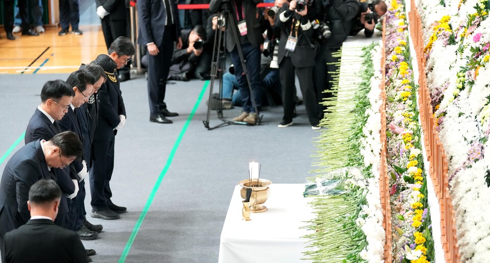 제주항공 여객기 추락사고 희생자 합동분양소에서 참배하는 모습. ⓒ전남도