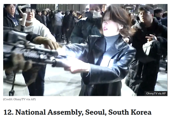 영국 BBC가  ‘2024년 가장 인상적인 이미지 12장면’ 중 하나로 안귀령 더불어민주당 대변인이  ⓒBBC 홈페이지 갈무리