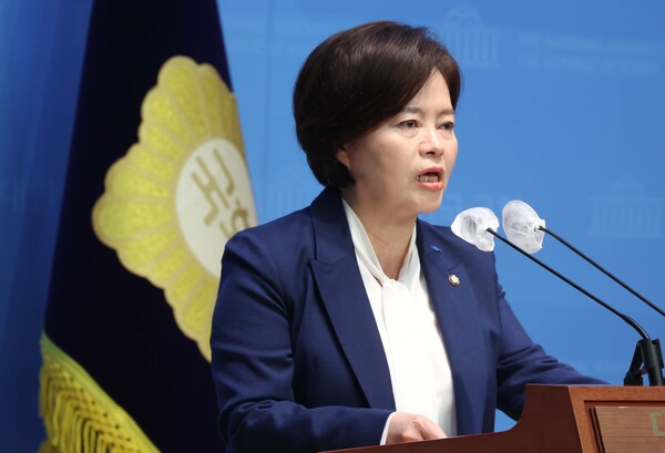 정춘생 조국혁신당 의원이 13일 서울 여의도 국회 소통관에서 열린 '김민전 국민의힘 의원 징계안 제출' 관련 기자회견에서 발언을 하고 있다. ⓒ뉴시스