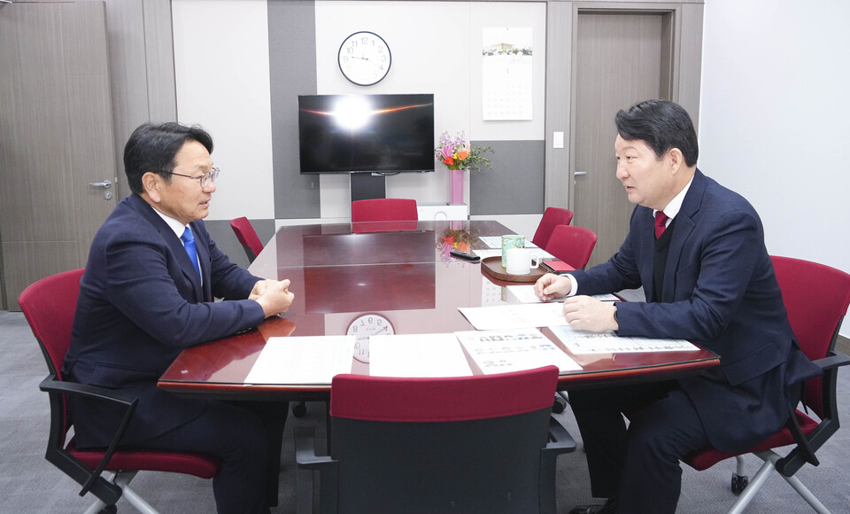 강기정 광주광역시장이 13일 오전 서울 국회에서 권영진 국회 제주항공여객기참사특위 위원장을 만나 제주항공 여객기참사 피해지원 특별법 제정과 관련해 논의하고 있다. ⓒ광주광역시
