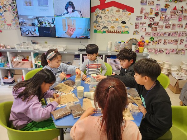 다함께돌봄센터 유성아이 6호점에서 돌봄시설 이용 초등학생들이 양방향 화상 교육 시스템을 통해 과학 놀이 수업을 진행하고 있다. ⓒ유성구