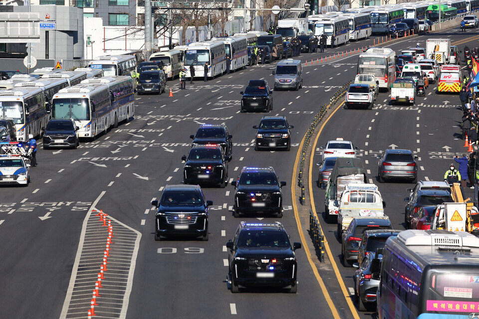 윤석열 대통령이 탄 차량 행렬이 15일 서울 용산구 한남동 대통령 관저에서 과천 공수처로 향하고 있다. ⓒ연합뉴스