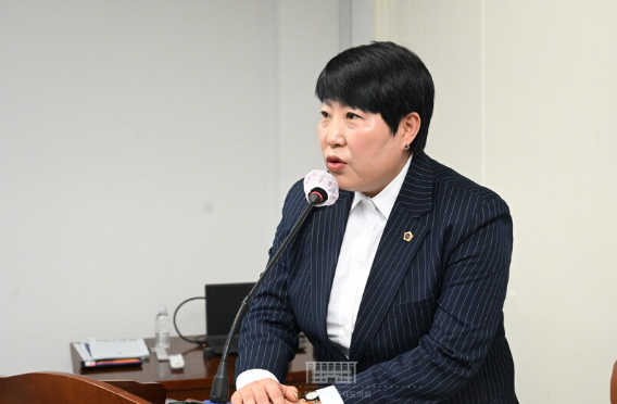 홍인숙 제주도의원은 지난 15일 도의회 회의실에서 영평초등학교 부지를 활용한 지역도서관 설립을 촉구하기 위한 간담회를 개최했다 ⓒ제주도의회