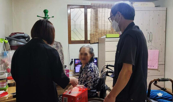 취약가구를 방문해 안부를 확인하는 관악구청 직원들 모습 ⓒ관악구