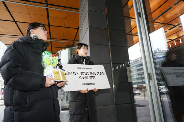 (왼쪽부터)김나연, 박진희 케이팝포플래닛 캠패이너가 하이브 사옥에 들어가려고 하는 모습. ⓒ케이팝포플래닛