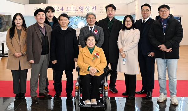 ‘2024년 올해의 의원상’을 수상한 김경미 제주도의원이 기념사진을 찍으며 환하게 웃고 있다. ⓒ제주도의회