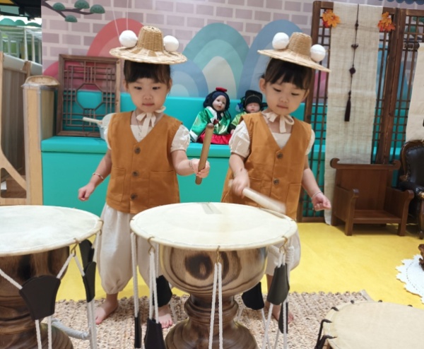 아이맘강동 성내1동점에서 아이들이 전통놀이를 체험하고 있다. ⓒ강동구