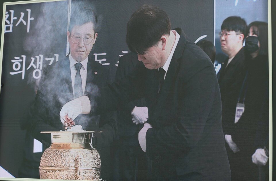 18일 전남 무안국제공항에서 열린 ‘12.29 제주항공 여객기 참사 희생자 합동 추모식’에서 박한신 유가족 대표가 분향을 하고 있다. ⓒ공영민 고흥군수