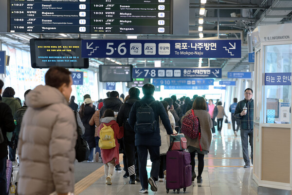 열차를 타기 위해 승차장으로 향하고 있는 모습. ⓒ연합뉴스