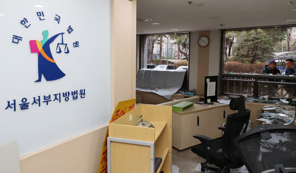 윤석열 대통령이 내란 우두머리 혐의로 구속되자 일부 윤 대통령 지지자들이 서울서부지방법원 내부로 난입해 불법폭력사태를 일으킨 19일 오후 서부지법 내부의 한 사무실과 집기류 등이 파손돼 있다. ⓒ연합뉴스