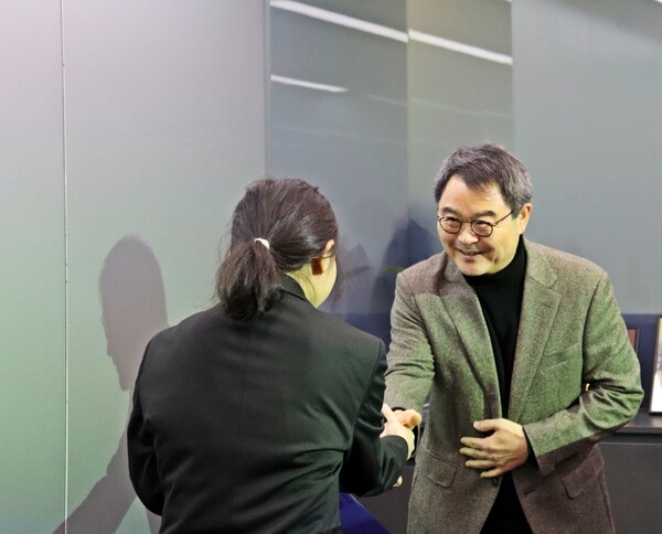 윤기원 사단법인 선 이사장·법무법인 원 대표변호사가 지난 10일 제4회 이태운 장학금을 학생에게 전달하고 있다.  ⓒ사단법인 선 제공