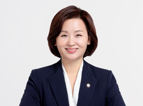 이수진 더불어민주당 의원이  성범죄자의 여성전용시설 운영을 막고 여성전용 시설에 취업을 제한하는 ‘여성안전구역4법’ 개정안을 23일 대표 발의했다. ⓒ이수진 의원실