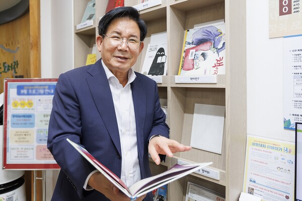 박강수 마포구청장이 구립도서관을 방문했다. ⓒ마포구