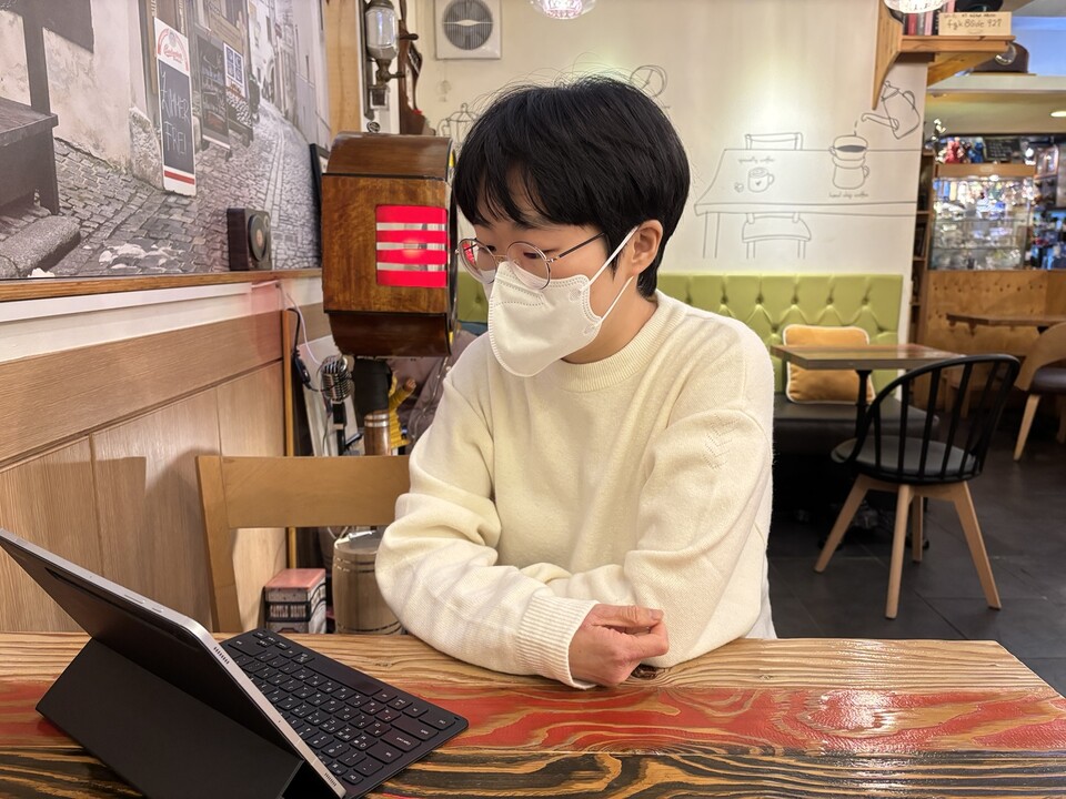 여성인권운동가인 김주희 널싱페미(NURSING FEMI) 공동 대표는 여성신문과의 인터뷰에서 여성혐오와 구조적 성차별을 방조한 한국 사회의 과오를 인정해야 한다고 강조했다. ⓒ김세원 기자