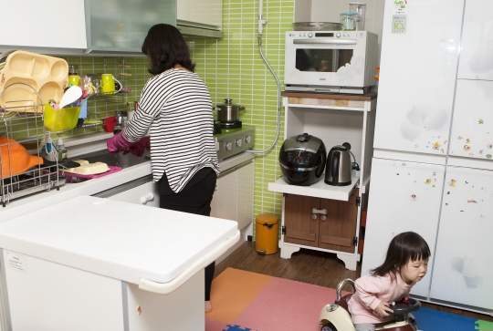 빨래, 요리, 청소 등 우리나라 여성 전업주부가 무급으로 해왔던 가사노동의 가치를 돈으로 환산하면 연간 약 2800만원에 달한다는 조사결과가 나왔다.ⓒ여성신문