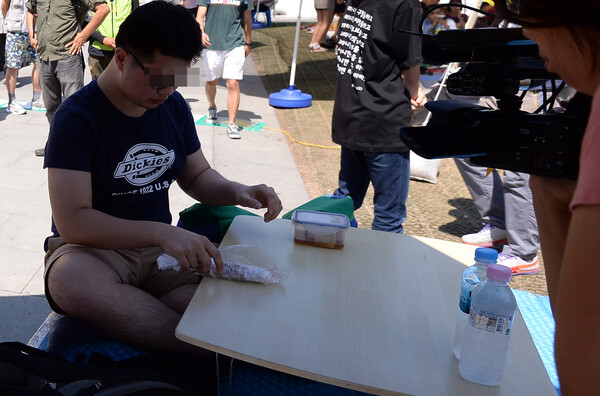 2014년 9월 6일 세월호특별법을 촉구하는 시민들의 단식농성장이 있는 서울 광화문광장에서 일간베스트 일부 회원과 자유대학생연합 소속 대학생들이 식사를 하는 '퍼포먼스'를 벌이고 있다. 2014.09.06. ⓒ뉴시스