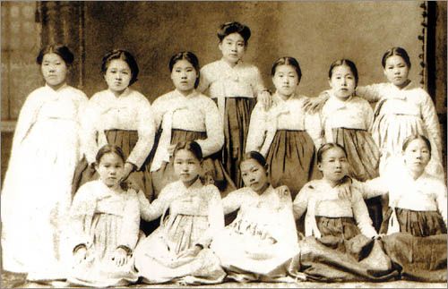 박인덕이 이화학당 교사로 재직할 당시 학생들과 찍은 단체사진. 뒷줄 가운데가 박인덕, 같은 줄 오른쪽 끝이 유관순 열사다.  ⓒ위키백과