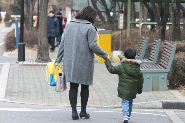 한 워킹맘이 출근 전 아이를 어린이집에 등원 시키고 있다. ⓒ여성신문