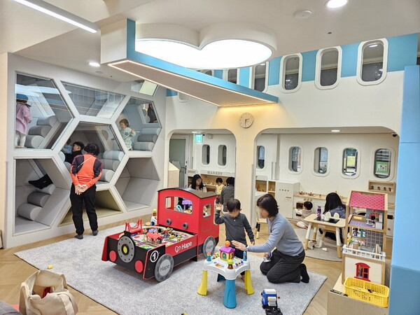 육아종합지원센터 수서점 자유놀이실에서 아이들이 놀이를 즐기고 있다. ⓒ강남구